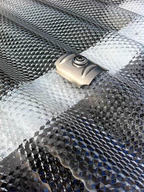 03 - Detailansicht: Wellplatte aus Acrylglas 3mm Stärke -Struktur Wabe-farblos mit Alu-Kalotte